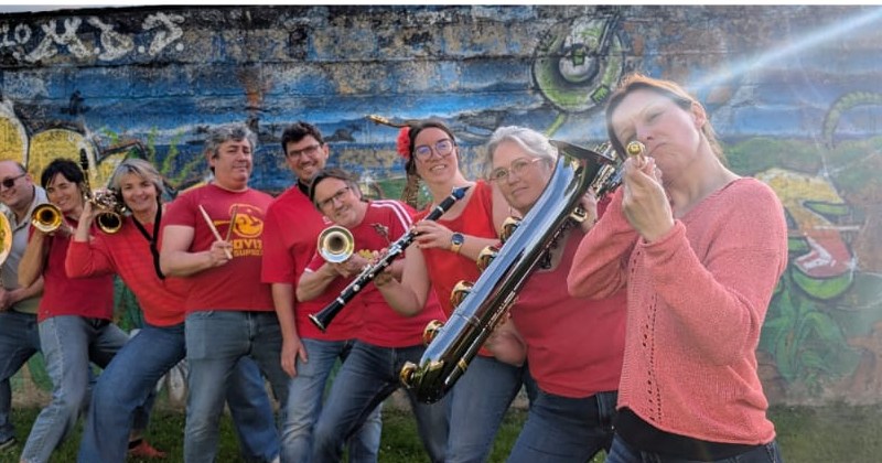 Les musiciens des Tympaniques posent avec leurs instruments